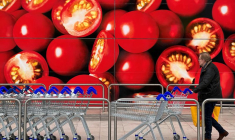 Un acheteur devant un supermarché à Londres