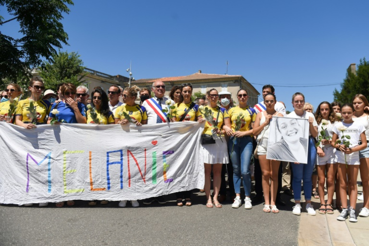 Une marche blanche à la mémoire de la défunte gendarme Mélanie Lemee, mortellement heurtée par une voiture, le 11 juillet 2020 à Aiguillon, dans le Lot-et-Garonne ( AFP / NICOLAS TUCAT )
