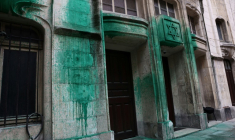 La peinture verte sur les murs de la synagogue Agoudas Hakehilos à Paris le 31 mai 2025 ( AFP / Thibaud MORITZ )