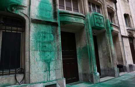 La peinture verte sur les murs de la synagogue Agoudas Hakehilos à Paris le 31 mai 2025 ( AFP / Thibaud MORITZ )