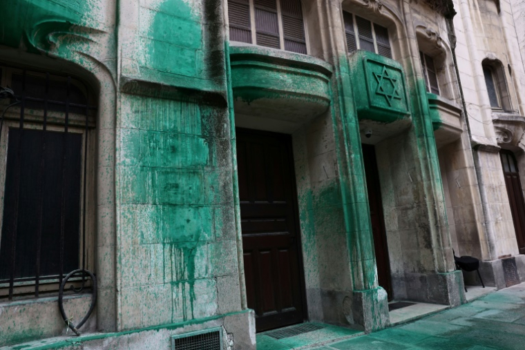 La peinture verte sur les murs de la synagogue Agoudas Hakehilos à Paris le 31 mai 2025 ( AFP / Thibaud MORITZ )