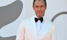 L'acteur britannique Jude Law sur le tapis rouge pour la présentation du film "Le Mage du Kremlin", à la Mostra de Venise (Italie), le 31 août 2025 ( AFP / Stefano RELLANDINI )