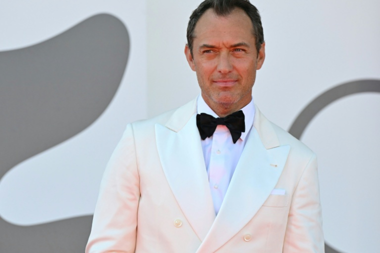 L'acteur britannique Jude Law sur le tapis rouge pour la présentation du film "Le Mage du Kremlin", à la Mostra de Venise (Italie), le 31 août 2025 ( AFP / Stefano RELLANDINI )