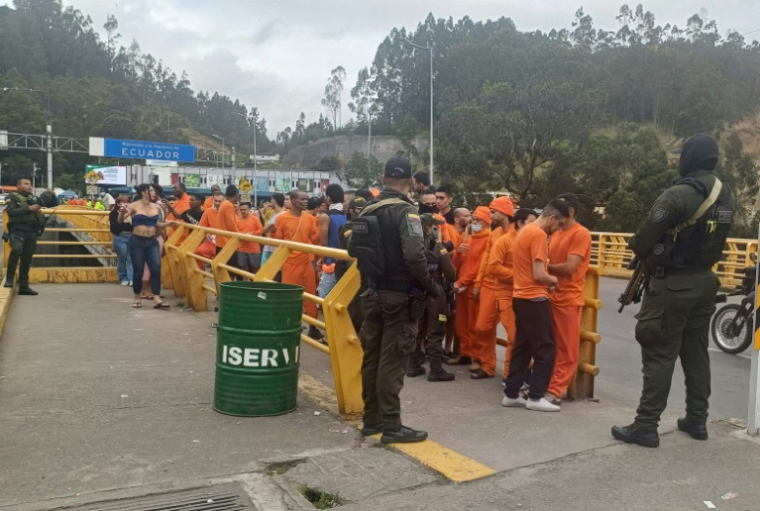 Des prisonniers colombiens attendent leur expulsion près du pont international de Rumichacha, en Equateur, le 26 juillet 2025 ( AFP / Natalia Erazo )