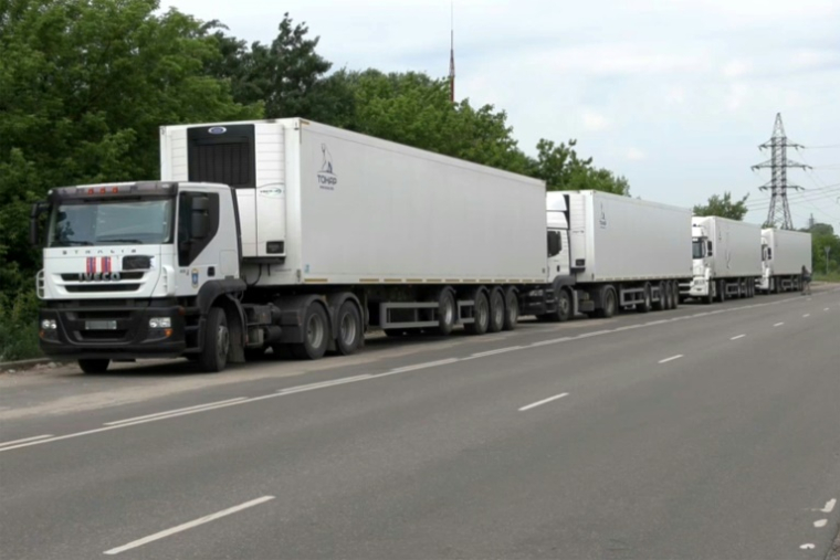 Image tirée d'une vidéo diffusée par le ministère russe de la Défense, le 8 juin 2025, d'un convoi de camions frigorifiques transportant les corps de soldats ukrainiens tués prêts à être rapatriés, à son arrivée dans la zone d'échange à la frontière avec l'Ukraine, au Bélarus ( Ministère russe de la Défense / Handout )