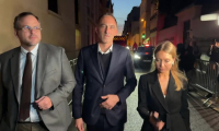 Raphaël Glucksmann arrive à Matignon pour y rencontrer Lecornu