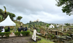 Le pape Léon XIV (à gauche) prie lors d’une visite sur le site archéologique d’Hippone, à Annaba, le 14 avril 2026 ( AFP / Alberto PIZZOLI )
