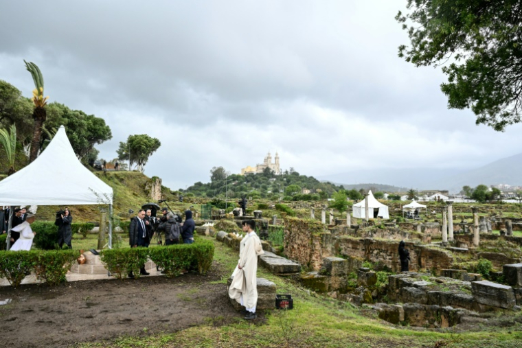 Le pape Léon XIV (à gauche) prie lors d’une visite sur le site archéologique d’Hippone, à Annaba, le 14 avril 2026 ( AFP / Alberto PIZZOLI )