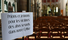 Un panneau dans une église en octobre 2021 ( AFP / DENIS CHARLET )