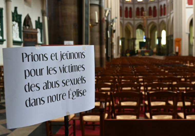 Un panneau dans une église en octobre 2021 ( AFP / DENIS CHARLET )