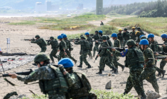 Des militaires taïwanais participent à un entraînement de tir réel sur la plage de Zhongfu dans le cadre de l'exercice militaire annuel "Han Kuang", à New Taipei, le 5 août 2026 ( AFP / I-Hwa Cheng )