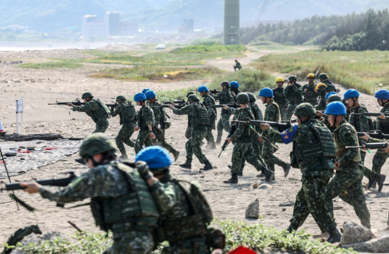 Des militaires taïwanais participent à un entraînement de tir réel sur la plage de Zhongfu dans le cadre de l'exercice militaire annuel "Han Kuang", à New Taipei, le 5 août 2026 ( AFP / I-Hwa Cheng )
