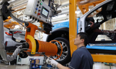 Un employé travaille sur la chaîne de production des véhicules électriques Nio à Hefei