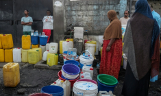 Des habitants font la queue pour remplir leur bidon d'eau potable à Moroni, aux Comores, le 2 juillet 2026 ( AFP / Ibrahim YOUSSOUF )