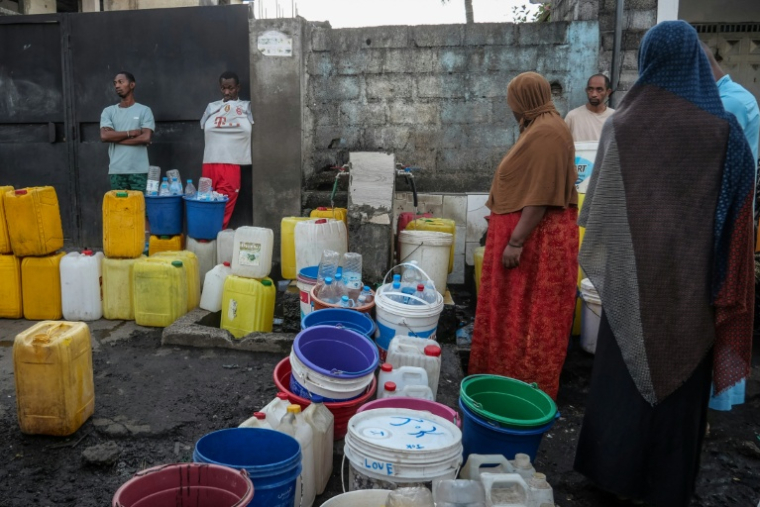 Des habitants font la queue pour remplir leur bidon d'eau potable à Moroni, aux Comores, le 2 juillet 2026 ( AFP / Ibrahim YOUSSOUF )