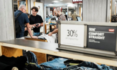Des personnes font leurs achats au grand magasin Macy's à Manhattan à New York