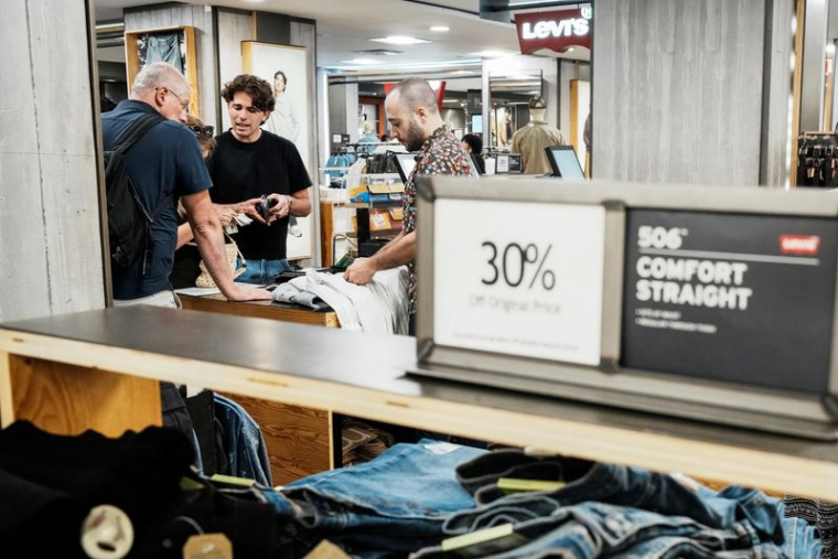 Des personnes font leurs achats au grand magasin Macy's à Manhattan à New York