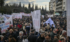 Rassemblement pour commémorer la collision ferroviaire meurtrière du 28 février 2023 et réclamer justice face aux failles de l'enquête, le 28 février 2026 à Athènes ( AFP / Aris MESSINIS )