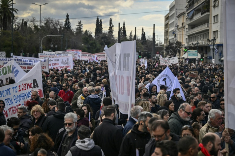 Rassemblement pour commémorer la collision ferroviaire meurtrière du 28 février 2023 et réclamer justice face aux failles de l'enquête, le 28 février 2026 à Athènes ( AFP / Aris MESSINIS )