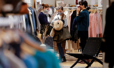 FRANCE: LES COMMERCES ROUVRENT POUR TENTER DE LIMITER LA CASSE EN 2020