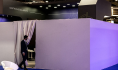 Le stand fermé d'une entreprise israélienne au salon Eurosatory, le 15 juin 2026. ( AFP / GUILLAUME BAPTISTE )