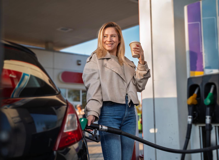 Face à la hausse du carburant, plusieurs leviers permettent de réduire son budget automobile, de l’assurance à l’entretien, en passant par les habitudes de conduite et le suivi des dépenses ( Shutterstock )