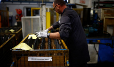 Une chaîne d'assemblage de torches Olympiques à l'usine Guy Degrenne
