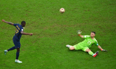 « J’ai arrêté des ballons biens meilleurs que ça » : Emiliano Martínez ne lâche pas la veste de Kolo Muani