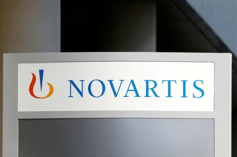 Le logo du laboratoire pharmaceutique suisse Novartis est photographié au siège français de l'entreprise à Rueil-Malmaison