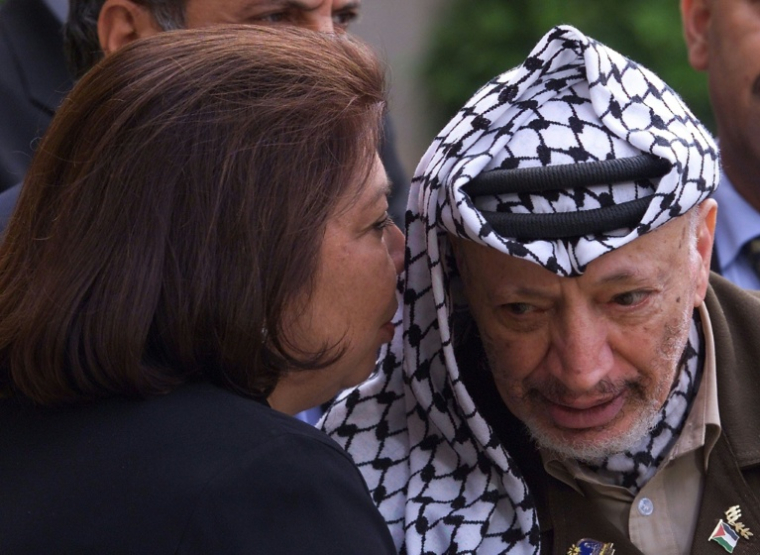 Le dirigeant palestinien Yasser Arafat et la représentante de l'Autorité palestinienne à Paris, Leila Shahid, après sa rencontre avec le président français Jacques Chirac le 29 juillet 2000 à l'Élysée ( AFP / Georges GOBET )