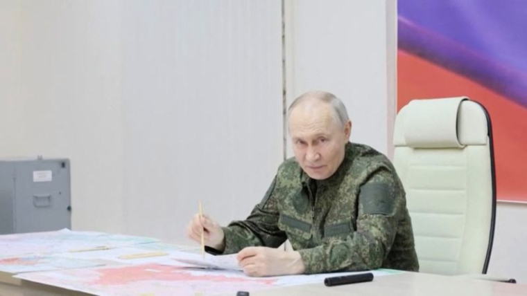 Le président russe Poutine visite un centre de commandement des forces armées dans la région de Koursk