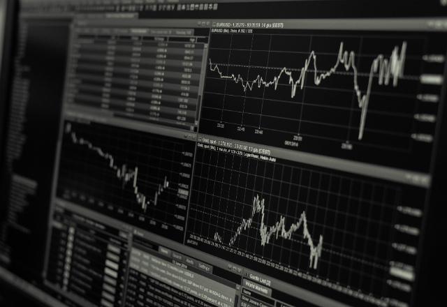 Que peut-on acheter quand les taux offrent des rendements dérisoires et que le risque de correction sur les marchés est élevé ? Eléments de réponse avec l'etude de BlackRock (Pexels)