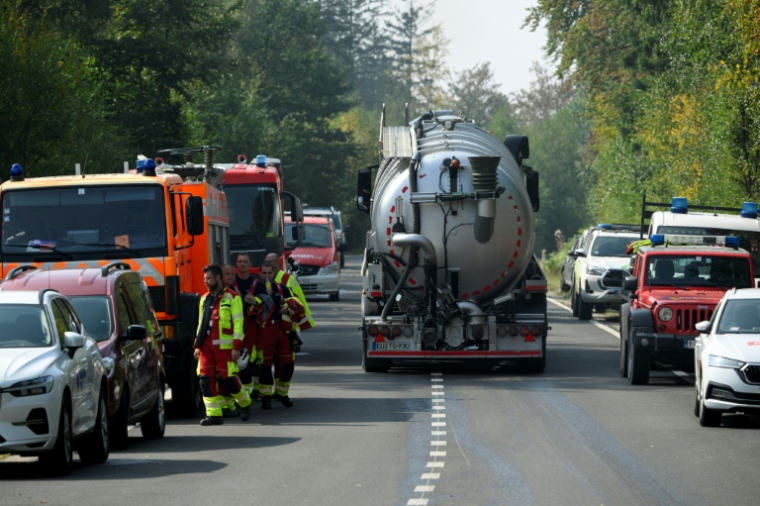 Un camion-citerne achemine de l'eau vers le parc naturel des Hautes Fagnes en proie à un incendie, le 16 août 2026 à Baelen, dans l'est de la Belgique  ( AFP / JOHN THYS )