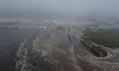 Des vagues de tsunami inondent une zone après qu'un puissant séisme de magnitude 8,8 a frappé au large de la péninsule du Kamtchatka