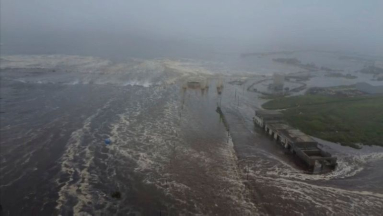 Des vagues de tsunami inondent une zone après qu'un puissant séisme de magnitude 8,8 a frappé au large de la péninsule du Kamtchatka