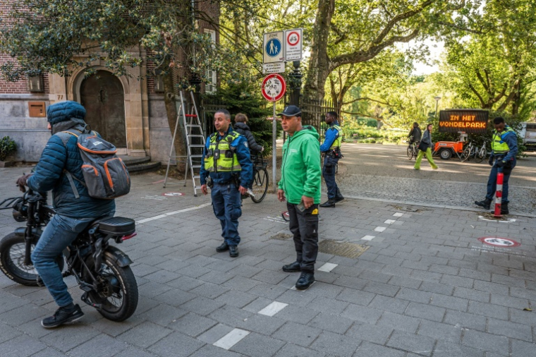 Une personne en fatbike est informée de la nouvelle interdiction à l'entrée d'un parc d'Amsterdam. ( ANP / Joris van Gennip )