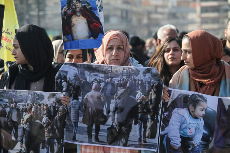 Des Kurdes syriens manifestent en solidarité avec les Kurdes d'Alep, à Qamishli, dans le nord-est de la Syrie, le 8 janvier  2026 ( AFP / Delil SOULEIMAN )