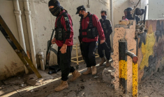 Des membres des services de sécurité examinent le site où a été commis un attentat-suicide à Peshawar, au Pakistan, le 24 novembre 2025 ( AFP / Abdul MAJEED )