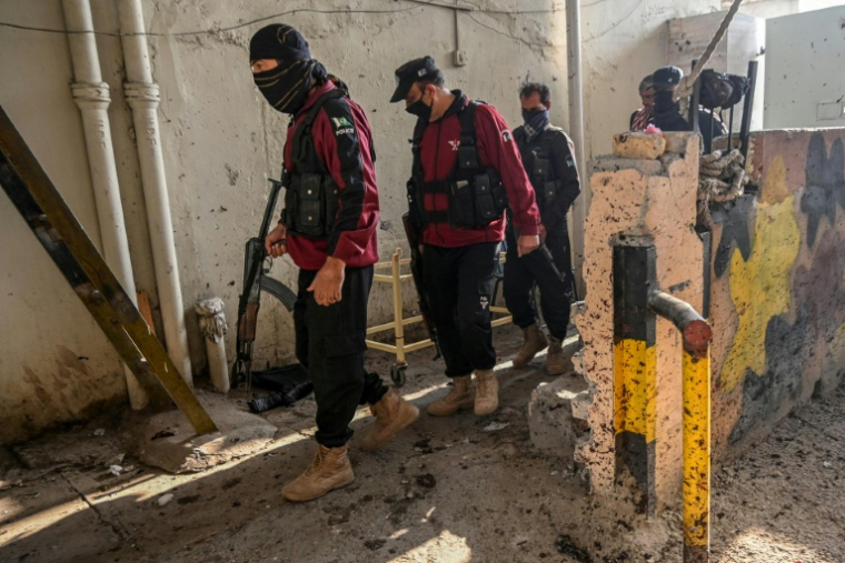 Des membres des services de sécurité examinent le site où a été commis un attentat-suicide à Peshawar, au Pakistan, le 24 novembre 2025 ( AFP / Abdul MAJEED )