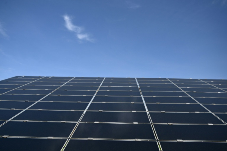 Des panneaux photovoltaïques au parc de La Fito de Manosque, dans les Alpes-de-Haute-Provence, le 5 avril 2024 ( AFP / CHRISTOPHE SIMON )
