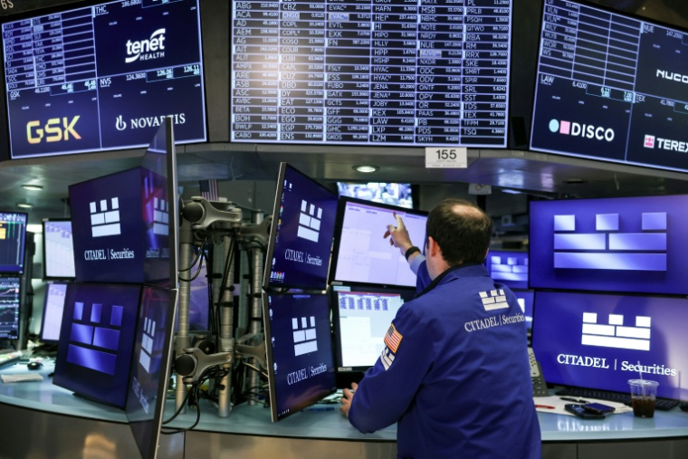 Un opérateur à la Bourse de New York, le 21 novembre 2025 ( AFP / ANGELA WEISS )