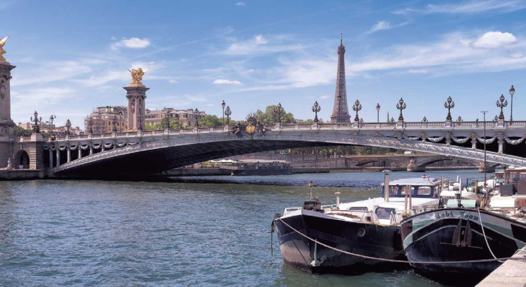 Par un jugement du 11 mars 2021, le tribunal de Nanterre a considéré qu'une péniche d'habitation, non fixée à quai à perpétuelle demeure, n'est pas assujettie à l'IFI, parce qu'elle présente un caractère mobilier. (© CC)