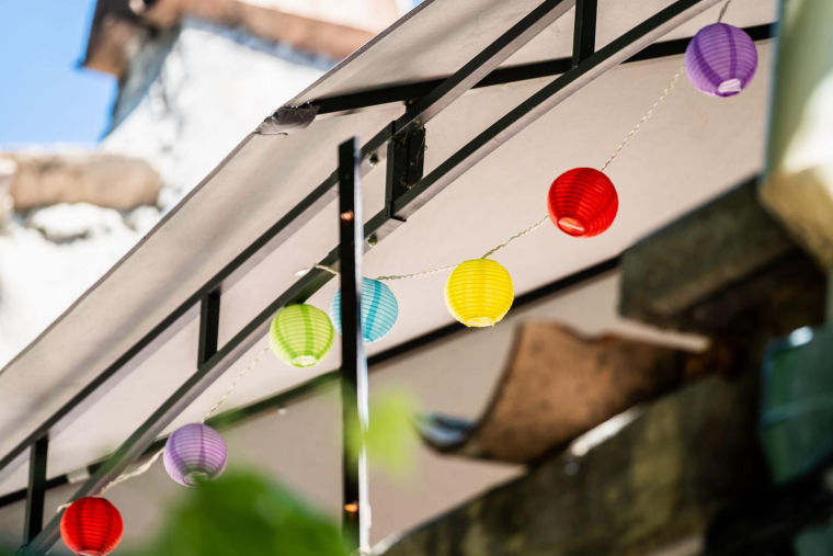 Les guinguettes sont un incontournable de l’été, pour se restaurer en toute simplicité, au bord de l’eau. ( crédit photo : Shutterstock )