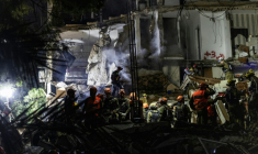 Opérations de secours dans un immeuble de Haïfa, dans le nord d'Israël, détruit par une frappe iranienne le 5 avril 2026 ( AFP / Ilia YEFIMOVICH )