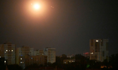 Les défenses ukrainiennes intercepent des missiles russes au-dessus de Kiev, le 15 juin 2026 ( AFP / Sergei SUPINSKY )