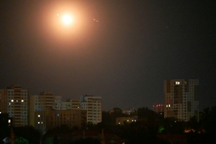 Les défenses ukrainiennes intercepent des missiles russes au-dessus de Kiev, le 15 juin 2026 ( AFP / Sergei SUPINSKY )