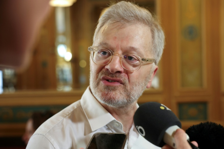 L'avocat Christophe Leguevaques s'adresse aux journalistess'adresse aux journalistes après le non-lieu confirmé dans le scandale sanitaire du chlordécone, le 22 juin 2026 dans un café près du Palais de Justice à Paris ( AFP / Charlotte SIEMON )