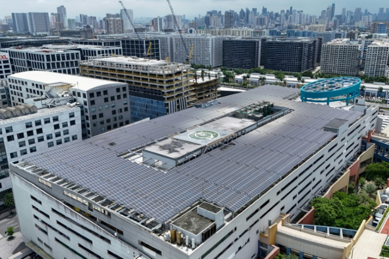 Vue aérienne montrant des panneaux solaires sur le toit d'un centre commercial SM à Manille, le 13 juillet 2026 ( AFP / Jam STA ROSA )