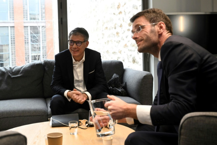 Le premier secrétaire sortant du PS Olivier Faure, à gauche et son adversaire pour la tête du parti au congrès, le maire PS de Rouen Nicolas Mayer-Rossignol, à droite, au siège du PS à Ivry-sur-Seine, dans le Val-de-Marne, le 23 janvier 2023 ( AFP / Emmanuel DUNAND )