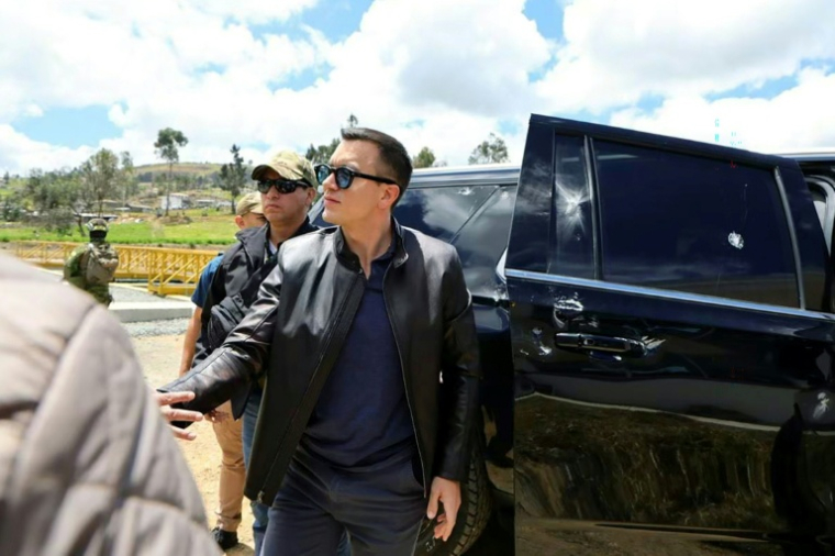 Photo diffusée par la présidence équatorienne montrant le président équatorien Daniel Noboa devant un véhicule de son cortège qui a subi une attaque de manifestants à Cañar, en Equateur, le 7 octobre 2025 ( Ecuadorian Presidency / Handout )
